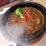 Garyuu - 石焼牛すじカレー単品850円(税込)
                        凄まじい勢いでカレーに開いた穴から湯気が吹き出してるヽ(ヽﾟﾛﾟ)ﾋｨｨｨ!
                        カレーはスパイスが効いていて、トマトの旨味も凝縮されていて牛すじもマジで美味しい♪