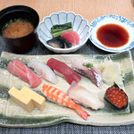 Japanese cuisine  Karatsu - 壽司、味噌湯、醃菜