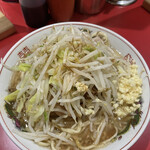 ラーメン二郎 - 小豚野菜からめニンニク