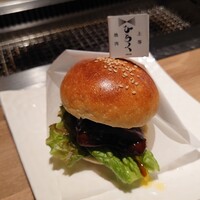 上等焼肉 ひらく - Burger POLICE監修ハラミとフォアグラのスペシャルバーガー