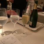 コート ドール - 常連様に倣って、ワイン、ミネラルウォーター、炭酸水で。