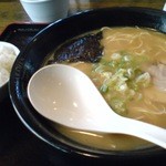 ららららーめん - サービスごはんとの全景