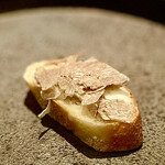 蒼 - ⑥白トリュフと自家製バター〜パンにアルバ産白トリュフと自家製の出来たてで軽く口当たりの良いバターで。