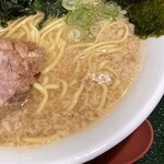 麺家 こころ - 背脂が浮いたスープ。