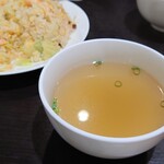 中華麺 遊光房 - チャーハンにセットの中華スープ