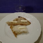 モイベーカリー - カルピスバターを載せてワインを楽しむ