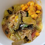 SPICY CURRY 魯珈 - 限定カレー ゲーン・トゥアケーク・ヌア~牛肉とインゲンのレッドカレー~＋マンギャオのアチャール