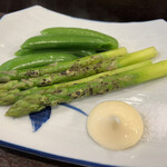 金町製麺 - 焼きアスパラとスナップエンドウ　400円