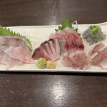 金町製麺 - 刺身盛り合わせ(カマス、真鯛、イサキ、黒ソイ、生ニシン、スマカツオ、生しらす)