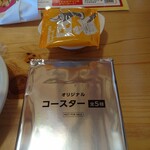 珈琲所コメダ珈琲店 - 豆菓子(上)と特典コースター(下)