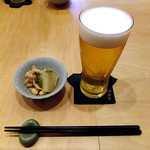 天ぷら処 こさか - 生ビール ＆ お通し（ツブ貝とダイズの煮物）（２０１２年１２月）
