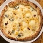 4 종류의 치즈 피자 (토마토 소스 또는 크림 소스)