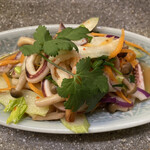 旅人シェフのタイ食堂 KHAO - ヤムタレー(エビと青森スルメイカのタイ式サラダ) 