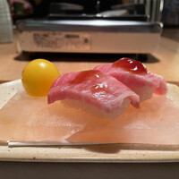 浅草一文 別館 - カマトロの握り寿司
                    岩塩プレートに置かれた握り。そんなえんみと醤油のジュレがトロに前後から浸透し、甘みと旨みとともにトロける口どけ。