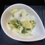 ハーブカフェYKガーデン - カブとリンゴの和物ヴィネグレットの後味は
生のガーリックの風味で斬新でよくマッチしてます。