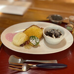 ハーブカフェYKガーデン - バニラアイスにオレンジケーキ、コーヒーゼリー
ピンクのソースはヨーグルトとブラックベリー。