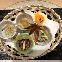 梅田 鮨 よこ田 - 前菜 ちりめんじゃこのカラスミがけ・さらし鯨・瓢亭玉子・ホタルイカの沖漬け・法蓮草の白和え・さつまいもの揚げたもの