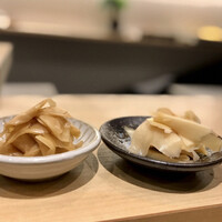 梅田 鮨 よこ田 - 赤酢のガリと通常のガリ