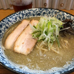 ラーメン イッケン - トロトロ豚チャーシュー、シャキシャキネギ、キクラゲとモヤシが乗ります！