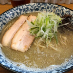 ラーメン イッケン - 煮干し香る優しい味噌スープで洋風な香りを感じる！