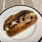 Pane Ho Maretta - 鶏肉のコンフィ×きいちごフロマージュ バルサミコソース ¥390