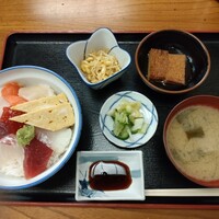浅草 魚料理 遠州屋 - 海鮮丼 850円 浅草 魚料理 遠州屋 - 海鮮丼 850円