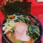 ラーメン 厚木家 - 女房の ラーメン 麺少な目 野菜畑 キクラゲトッピング♪