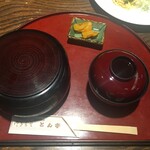 Tontei - オイラは かつ重  白メシ少なめ ¥900。
                        
                        玉手箱を期待してたんだが、丸い『重』と言うよりは
                        『お櫃』。
                        
                        
                        ではいただきましょう。
                        
                        
                        いざ！！！
                        
                        
                        
                        
                        