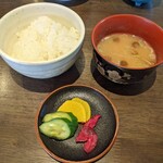 牛や清 - ライス、みそ汁、香の物