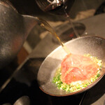 北海道焼肉 北うし - 肉茶漬けにダシを注ぎます