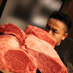 北海道焼肉 北うし - 4週間寝かせた熟成肉とたかし君セクシーショット♡