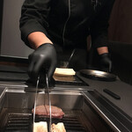 北海道焼肉 北うし - 知床和牛フィレステーキサンド　調理中