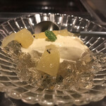 北海道焼肉 北うし - 北海道ミルクアイスクリーム　白ワインジュレ　ゴールデンキュウイ