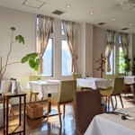 クラリタ ダ マリッティマ - 明るい店内