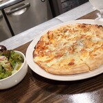 トリワイン ＰＩＫＯＳＨＨＨＵ - サラダ＆ピッツァセット