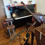 カフェ・アカリ - ジャズライブの楽器