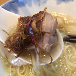 Ramen FeeL - パリッと焼かれた鶏皮に揚げねぎはよいアクセント