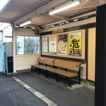 Ramen FeeL - ホームのベンチ。風がなければ雨の心配なし