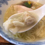 Ramen FeeL - やや厚めの皮に香りの良いエビの餡