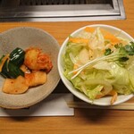 焼肉家 KAZU 神楽坂 - サラダ＆キムチ