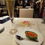 俺のフレンチ - 真鯛のカルパッチョ、瀬戸内レモンの自家製コンフィで 748円 (21年12月)