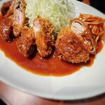 とんかつ さくら亭 - 一個を半分にカット…食べやすい。