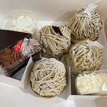 ナッシュカッツェ - モンブラン4個とケーキ3個。「パーティーですか？」と聞かれたよ。