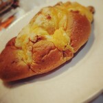 パン工場 - クルミとチーズのパン(￥216)。
            このパンがきっかけでクルミをむしろ好きになったかも！