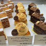 アシッドラシーヌ - ショーケース内