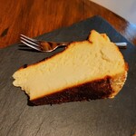 TXAGORVA - 本場バスクのバルLa Viñaさんのレシピを使ったバスクチーズケーキ300円、とろける食感も焼き具合もまさに現地の味♪