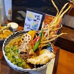 増田うどん - 丼ぶりからはみ出すこぼう天！