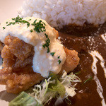 カフェ　Lamp - 「チキン南蛮カレー」（800円）。チキン南蛮も少な目ながらとても柔らかくてタルタルも絶品！