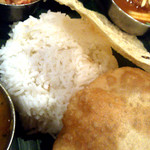 ダバ インディア - バスマティライス、プーリー、パパドなどの炭水化物