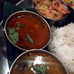 ダバ インディア - 手前はサンバル、奥はピリ辛のラッサム